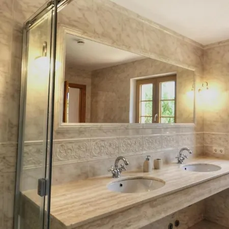 فيلة Pedale 8 Bedrooms With Pool
